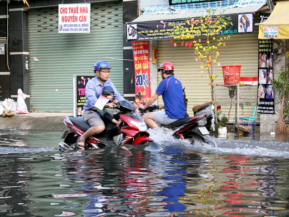 Người dân quận 12 khổ sở vượt 'biển nước' đi làm ảnh 6